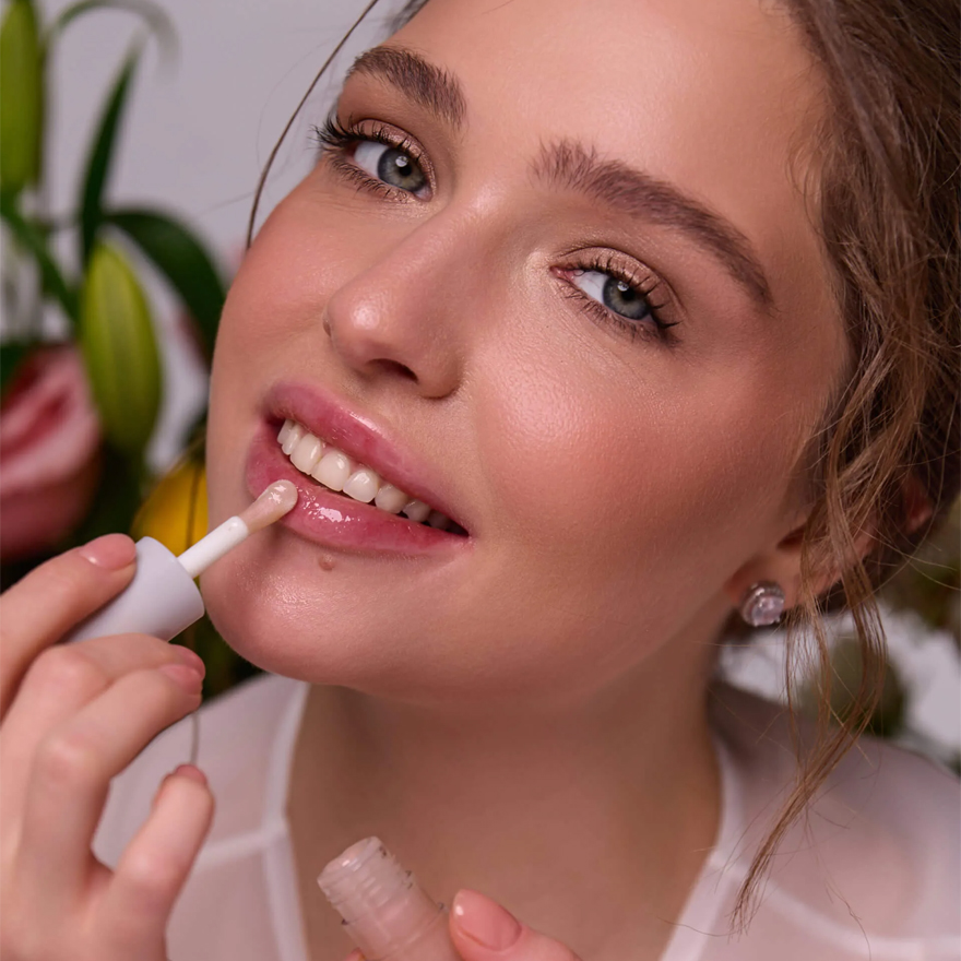 Davydenko Beauty Блеск для губ Ultra Peptide Glow 01 PURE VEIL, 4.6 мл Davydenko Beauty Блеск для губ Ultra Peptide Glow 01 PURE VEIL, 4.6 мл