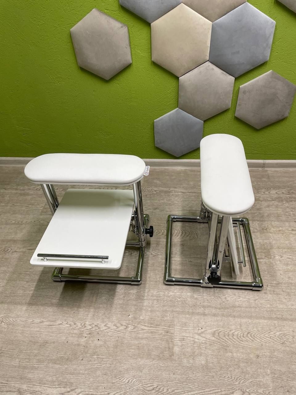 Pedicure stand with shelf, white No. 5 Pedicure stand with shelf, white No. 5
