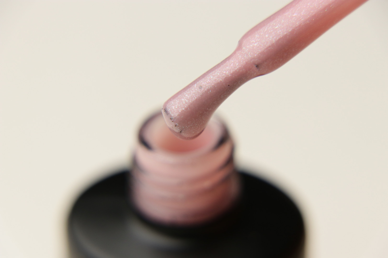 Couture Color Fiber Base Shimmer Pink - nylon fiber gel polish base, pink with shimmer, 9 ml