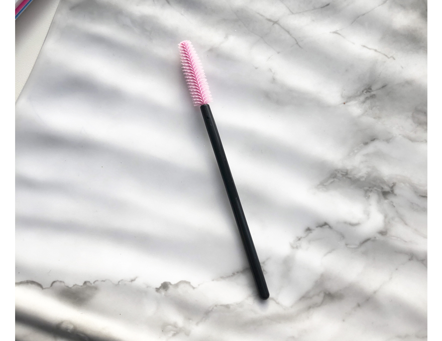 Brush for hair, silicone, erysipelas on a black base (1 piece)