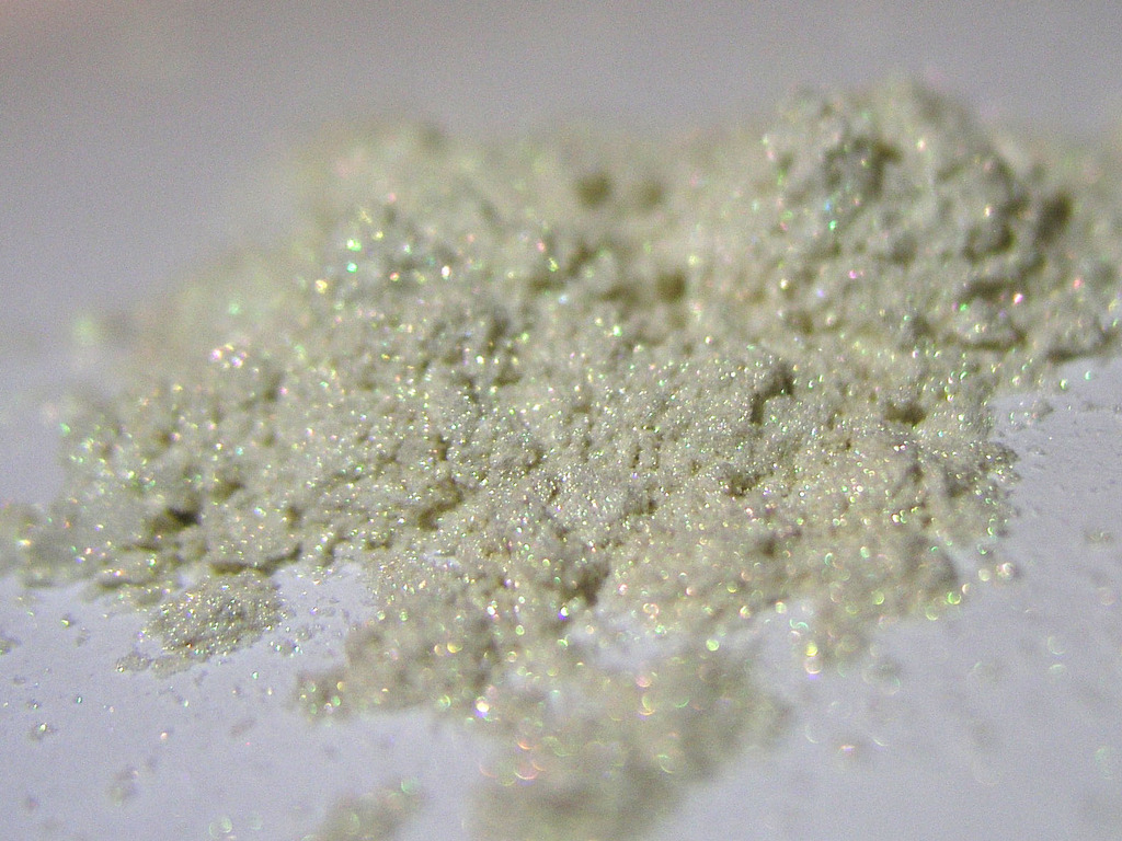 Asura Chameleons Loose Mineral Pigment - 07 White Gold, 8 ml Asura Chameleons Loose Mineral Pigment - 07 White Gold, 8 ml