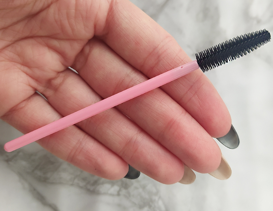 Hair brush, silicone, black on rye base (1 piece) Hair brush, silicone, black on rye base (1 piece)