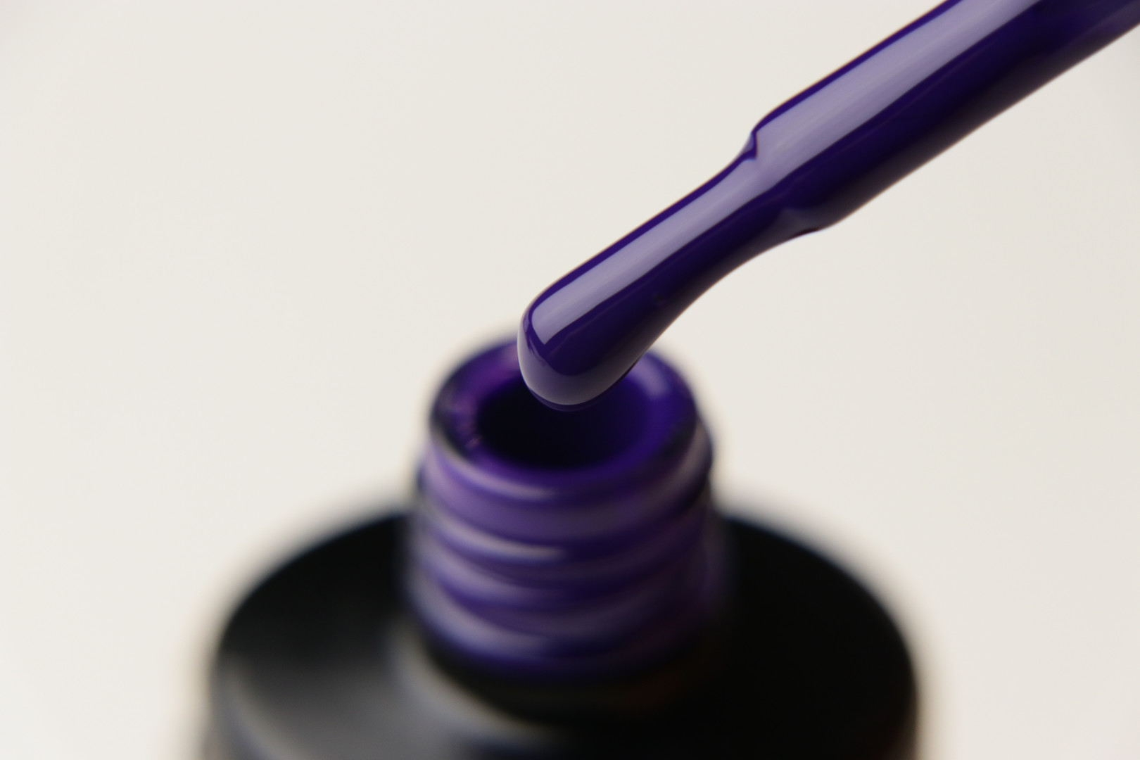 Гель-лак Couture Colour №050 (темно-фиолетовый, эмаль), 9 мл