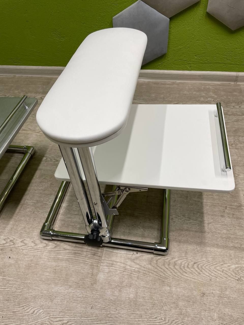 Pedicure stand with shelf, white No. 5 Pedicure stand with shelf, white No. 5