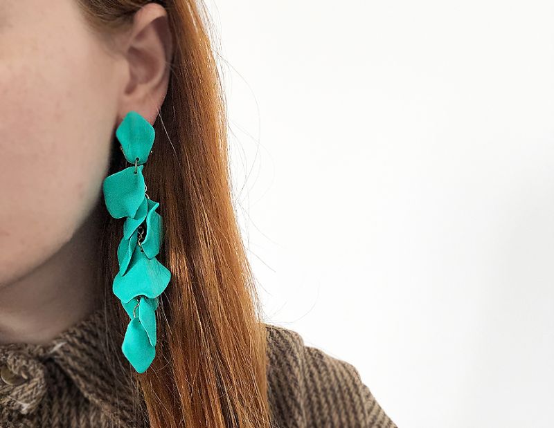 Серьги с акриловыми лепестками, бирюзовые на цепочке, 11,5 см