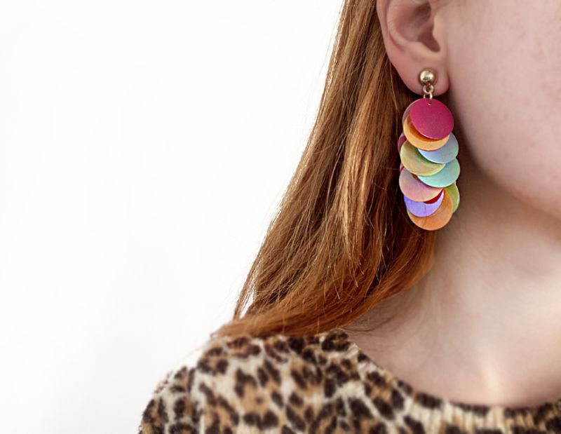 Серьги с разноцветными пайетками 6,7 см