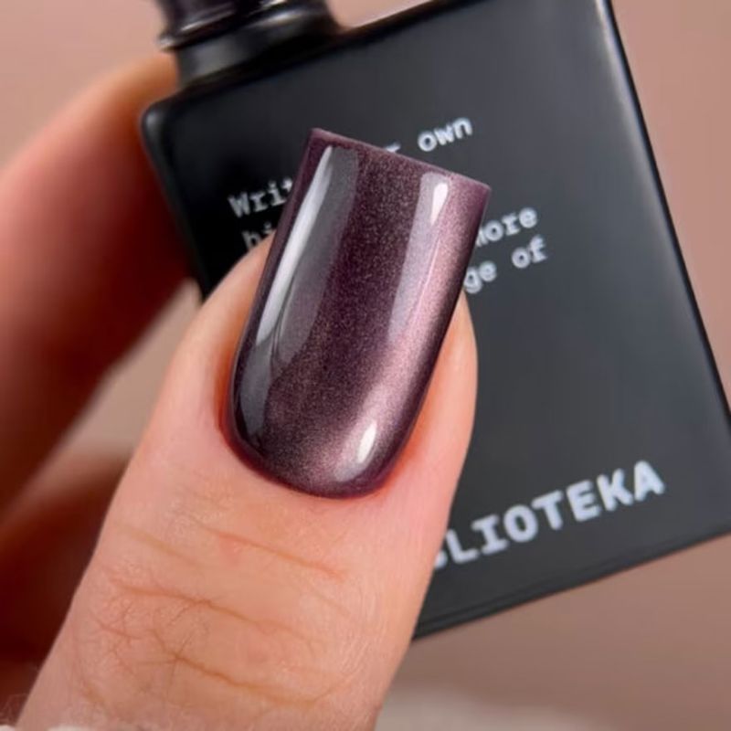 BIBLIOTEKA Гель-лак Котяче око Cat Eye № 08 Plum Glow - сливове сяйво, 10 мл