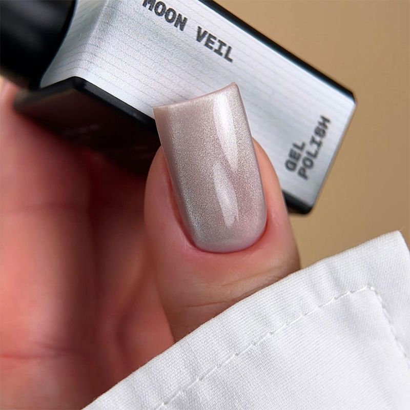 BIBLIOTEKA Гель-лак Котяче око Cat Eye № 09 Moon Veil - ніжний сріблясто-білий, 10 мл