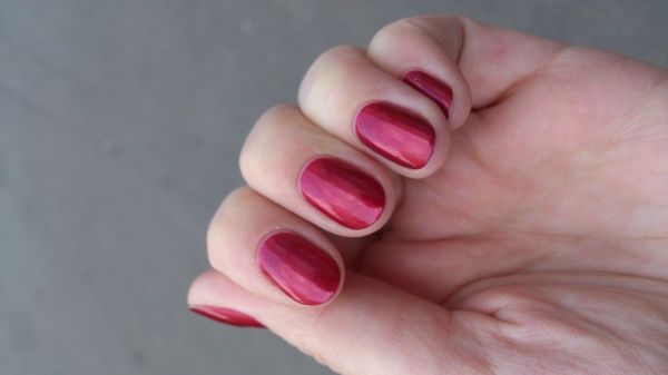 Лак CND Vinylux Weekly Polish - 139 Red Baroness (насичений малиновий, мікроблиск), 15мл
