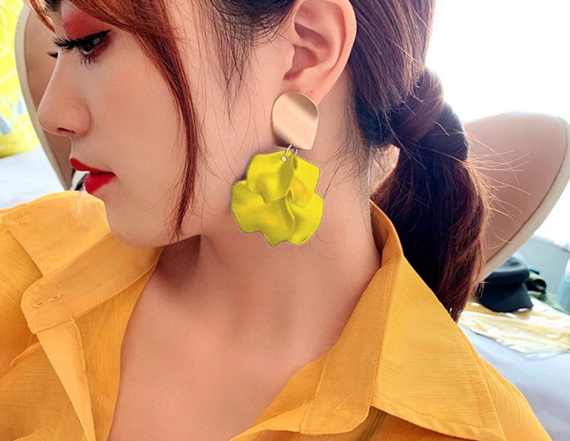 Earrings with acrylic petals, yellow with gold, 7 cm